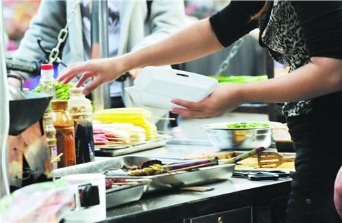 江苏苏州相城区发放首张食品摊贩信息公示卡